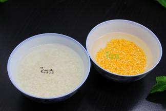 糯米和大米分别一起洗净，放入清水中浸泡，玉米碎也洗净放入清水中浸泡。