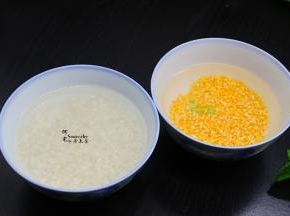 糯米和大米分别一起洗净，放入清水中浸泡，玉米碎也洗净放入清水中浸泡。