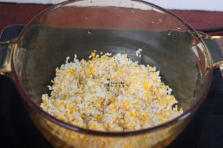 浸泡过的大米、糯米和玉米碎一捞出，沥干水水，放入锅里，加入适量的清水，水的比例是按玉米、大米、糯米总数1:6、意思是30克的大米、30克的糯米、30克的玉米碎，要540克的水。这种比例的粥，不稀不稠，刚刚好，很好吃。