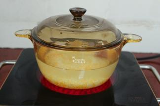 大火煮沸之后，改为小时慢炖3小时，锅选择陶瓷、或玻璃煲的粥会更加清晰软甜哦。熬粥的时候，中途不需要搅拌，盖上盖子小火慢炖即可。