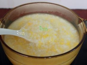 煮好的粥，喜欢吃甜的可以加糖、喜欢吃咸的可以放盐。我家喜欢吃原味，有淡淡的清香，健康又营养，很好吃。