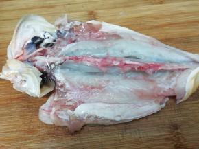 鱼处理干净，从肚子剖开