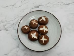 香菇洗干净，在顶部打成花刀