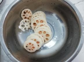 把莲藕放入盆中