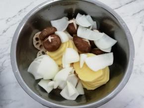 把洋葱放入盆中