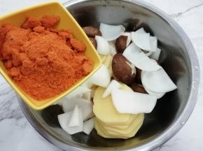 在加入烤肉料