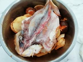 然后再把鱼放入用手抓均匀