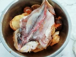 然后再把鱼放入用手抓均匀