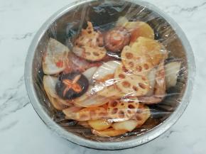 盖上保鲜膜，放在冰箱里，腌制五个小时