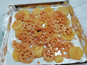 然后再把藕放在土豆片上