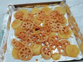 然后再把藕放在土豆片上