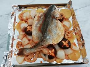 最后再放上鱼，再倒上少许腌料汁