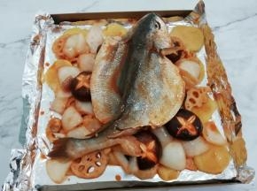 最后再放上鱼，再倒上少许腌料汁