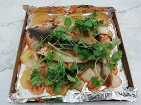 上面再放一些香菜，这样烤出来的味道很好吃，最后放入提前预热好的烤箱中，中层200度烤60分钟，中间取出来再刷一次酱料汁