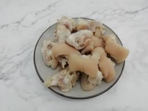 焯好水的猪蹄捞出，再用水冲洗一下