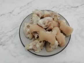 焯好水的猪蹄捞出，再用水冲洗一下