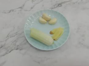 准备葱姜蒜，然后把葱姜蒜切成大片