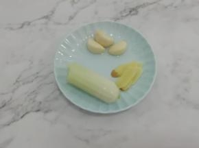 准备葱姜蒜，然后把葱姜蒜切成大片
