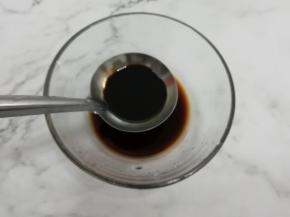 再加入蚝油和老抽，搅拌均匀调制成料汁