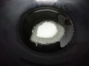 锅中加入适量油烧到七成热时，把白砂糖放入锅中炒色