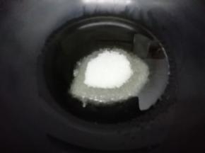 锅中加入适量油烧到七成热时，把白砂糖放入锅中炒色