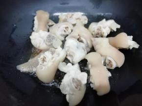 然后把焯好的猪蹄放入锅中，翻炒均匀