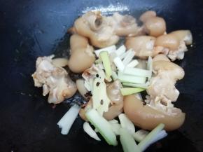 再放入葱，姜，蒜，花椒，大料，翻炒出香味