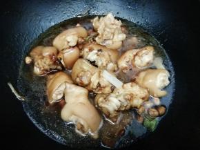最后加入没过食材，一指的水大火烧开，然后转中火慢煮，煮到猪蹄熟时，汤汁也变得少了，然后转大火收汁，关火出锅