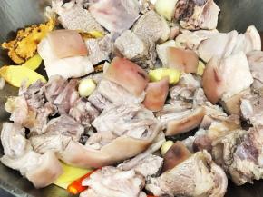 加入羊肉翻炒，炒香放入客家米酒（妈妈自己酿制的，可好喝了）