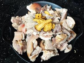 羊肉焯水备用，想去除羊肉的膻味，当归可是法宝哦。