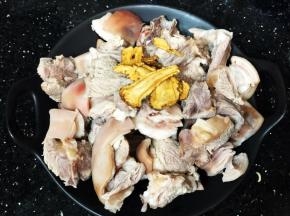 羊肉焯水备用，想去除羊肉的膻味，当归可是法宝哦。