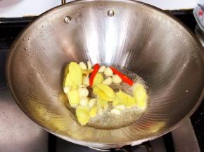 锅中放入蒜头、姜片、米椒