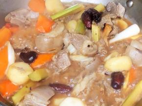 加入适量的柱侯酱、蚝油、糖、老抽、水，开始加盖焖煮。