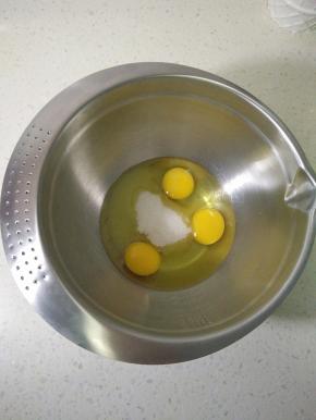 2将鸡蛋打入干净的盆里，加入细砂糖。