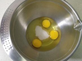 2将鸡蛋打入干净的盆里，加入细砂糖。