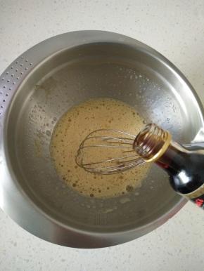 4加入几滴香草精搅拌均匀。