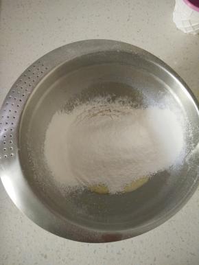 5筛入低筋面粉、泡打粉和盐。