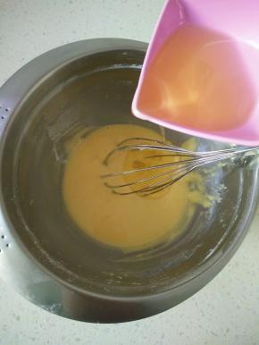 6搅拌均匀，7倒入玉米油。