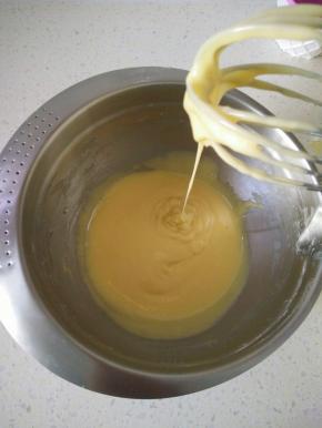 7搅拌顺滑，提起打蛋头低落不马上消失的状态。