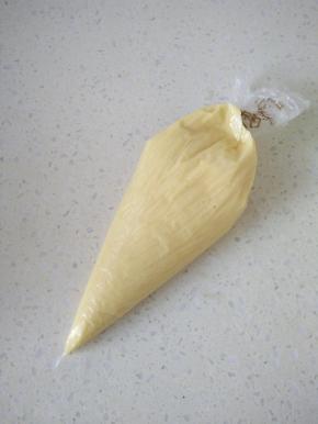 8将蛋糕糊装入裱花袋内。