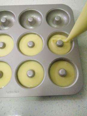 10将裱花袋剪小口，挤入模具8分满