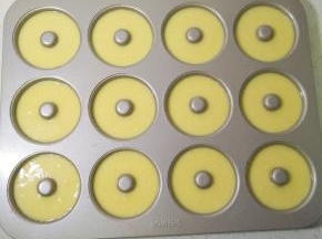 11轻震模具，用牙签挑掉大气泡。