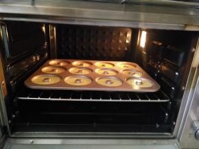 12放入预热好的烤箱，上下170度，中层烘烤20-25分钟左右，表面微黄即可出炉。