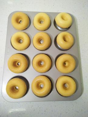 13出炉后轻震出热气，用竹签挑起蛋糕翻面脱模，放网架上晾凉。