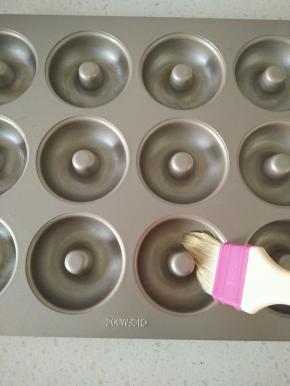 9将甜甜圈模具刷一层黄油。