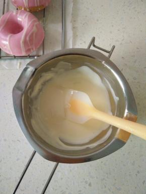 14巧克力隔温水融化。