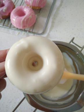 16拿起甜甜圈使多余巧克力低落下来。