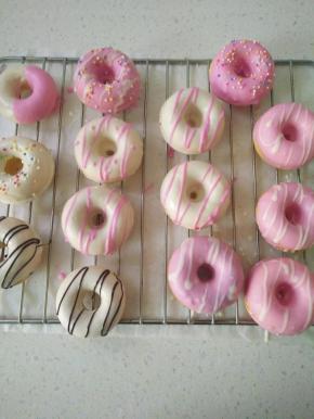 17粉色巧克力装入裱花袋剪小口，在裹好巧克力的甜甜圈上淋上喜欢的纹路，撒上糖珠凝固即可。