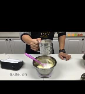 加入过筛的低粉，用切拌法拌匀