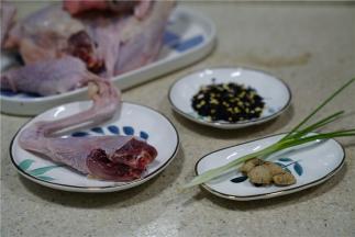 如图这款汤用到了一只鸡腿，一把黑米燕麦，一份并不能及葱。一只腿的量刚好炖上一盅。